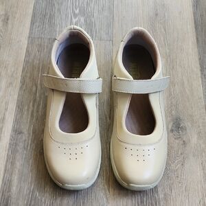 DREW WOMEN'S Cream Mary Jane Shoes